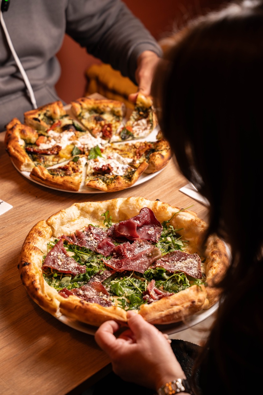 Deux pizzas artisanales à partager à table